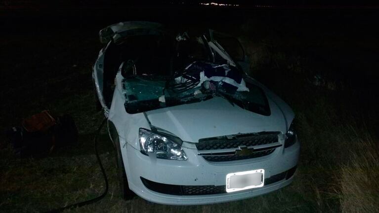El Chevrolet Corsa se despistó cuando iba de Córdoba a Rosario. Fotos: Policía de Córdoba.