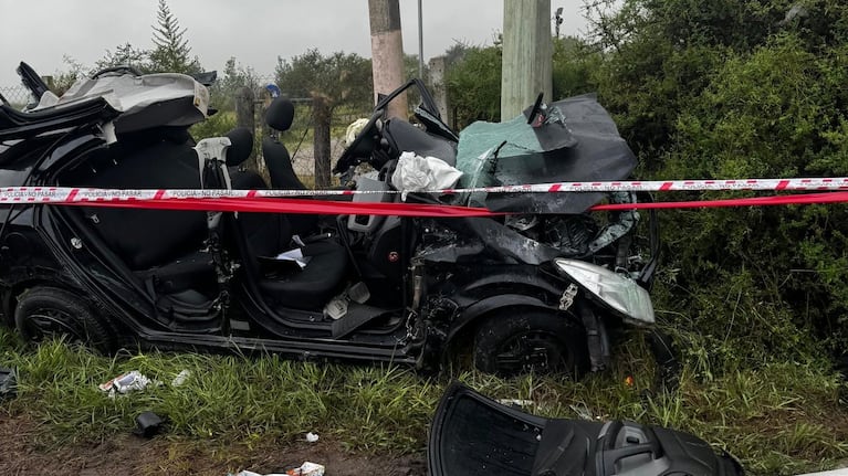 El Chevrolet Prisma quedó destrozado al costado de la ruta.