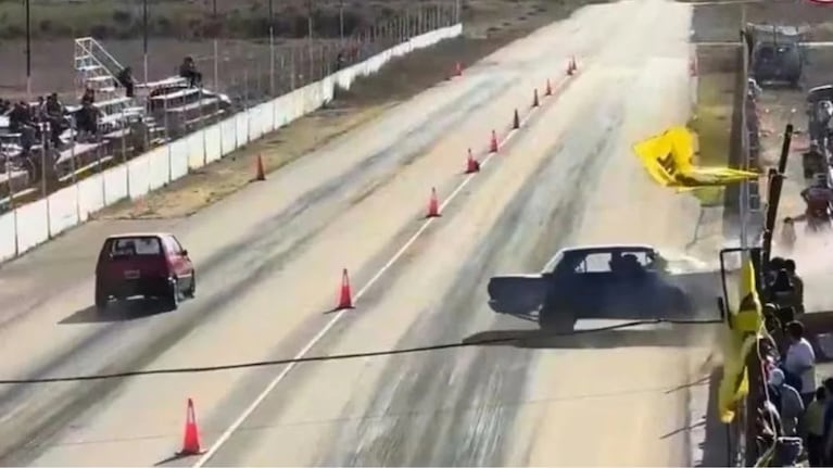 El Chevrolet se estrelló contra las gradas y una joven de 18 años falleció.