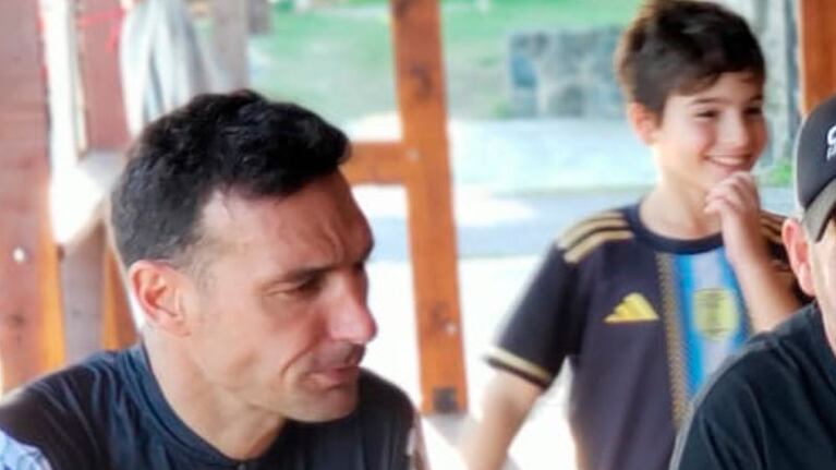 El chico consiguió el autógrafo de su ídolo.
