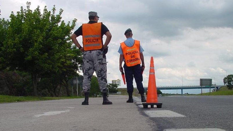 El chico de 21 años también forcejeó con los uniformados.