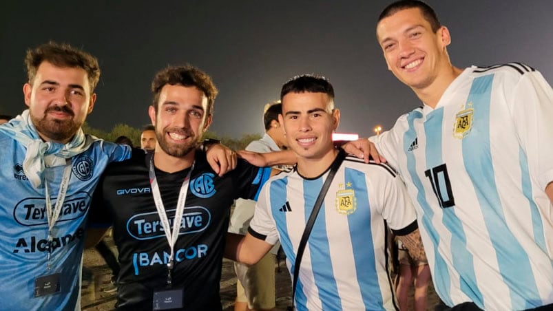 El Chino con hinchas de Belgrano en Doha. 