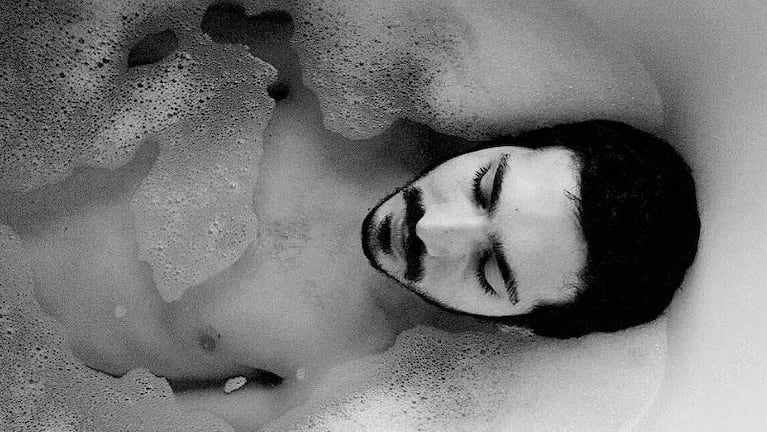 El Chino Darín, relajado y desnudo en la bañera