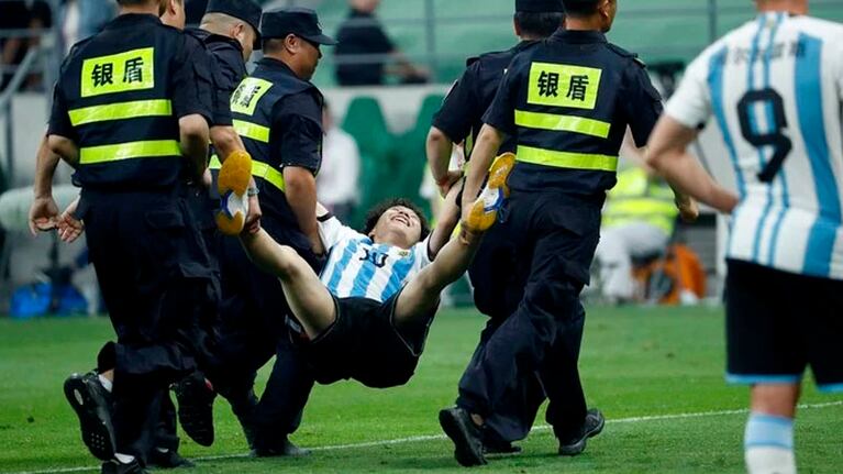 El chino fue interceptado por los agentes de seguridad.