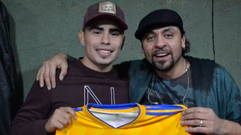 El Chino y Hugo posan con la camiseta de Tigres. Foto: Instagram @hugodanteoficial