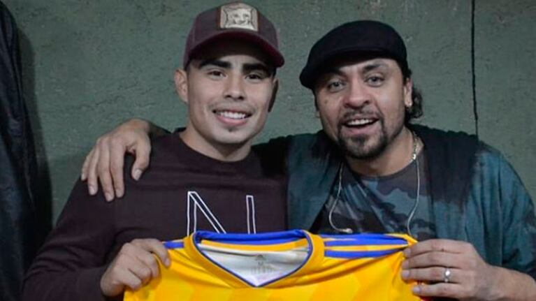 El Chino y Hugo posan con la camiseta de Tigres. Foto: Instagram @hugodanteoficial