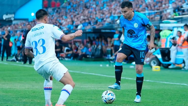 El Chino Zelarayán controla el balón ante la marca de Cabrera.