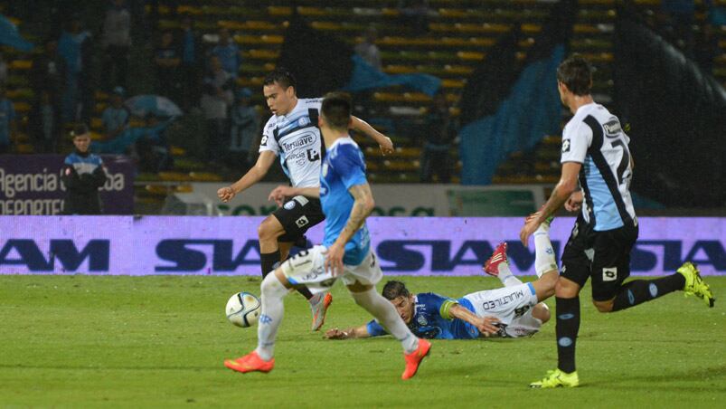 El Chino Zelarayán dejando en el piso a un rival. Foto: Lucio Casalla / El Doce.tv.