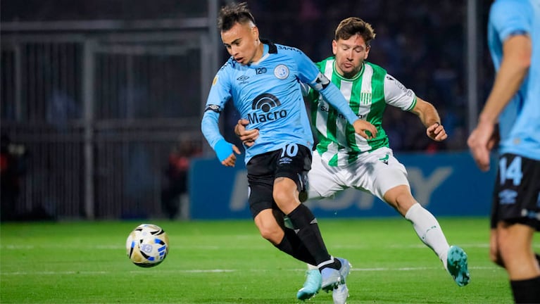 El Chino Zelarayán imparable en el duelo ante Banfield.