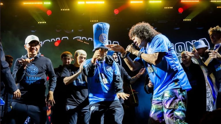 El Chino Zelarayán y la Mona Jiménez juntos en el escenario.