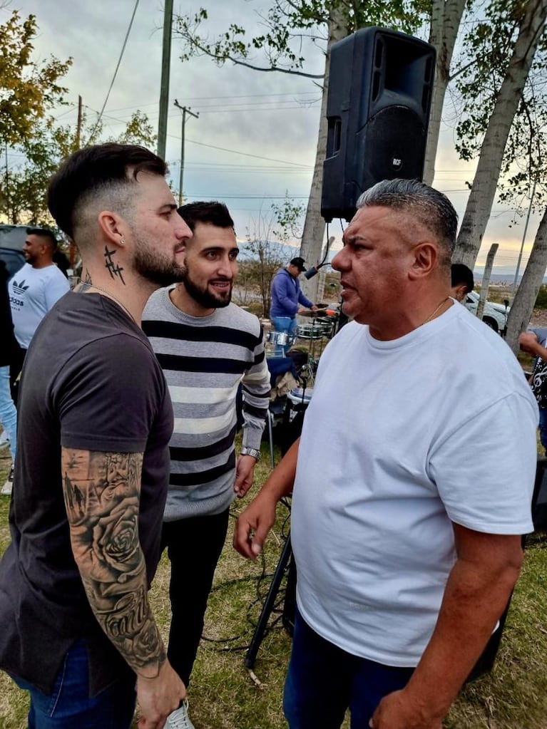 El Chiqui Tapia cantó y se emocionó con Omega