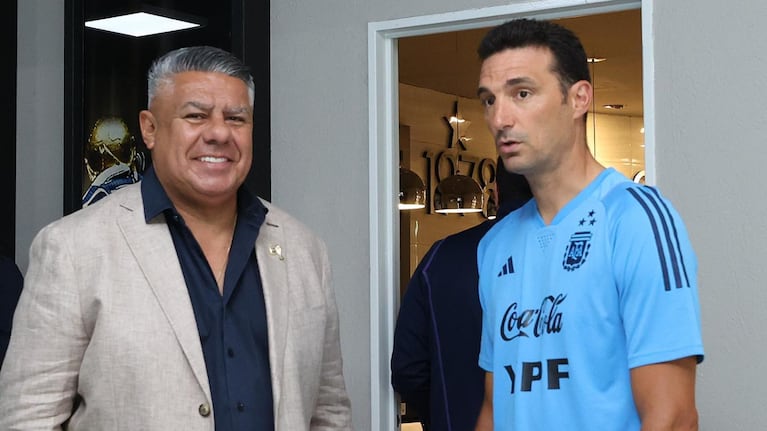 El Chiqui Tapia y Lionel Scaloni y un pedido al plantel tras la fake news sobre el padre de Messi.