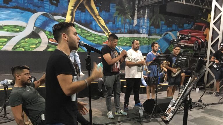 El Choco y Tonchy se divirtieron con los músicos.