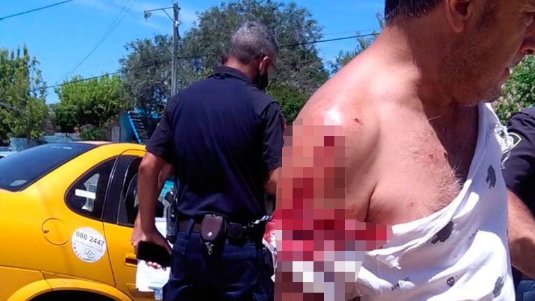 El chofer de taxi fue asistido por el servicio de emergencias y derivado a un hospital.