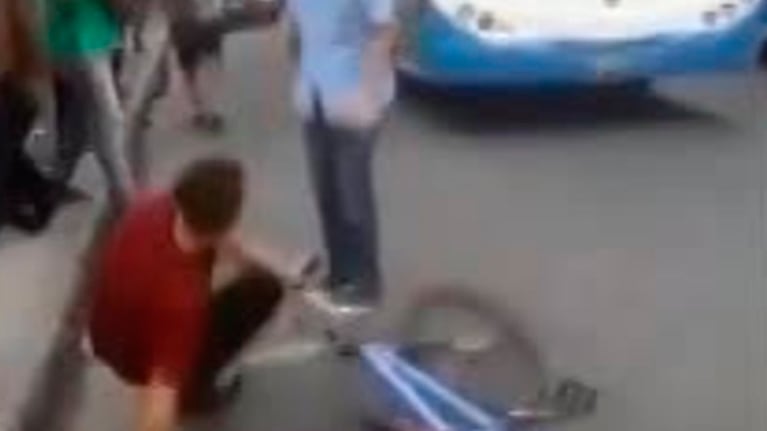 El chofer del 343 le tiró la bicicleta contra la cabeza.