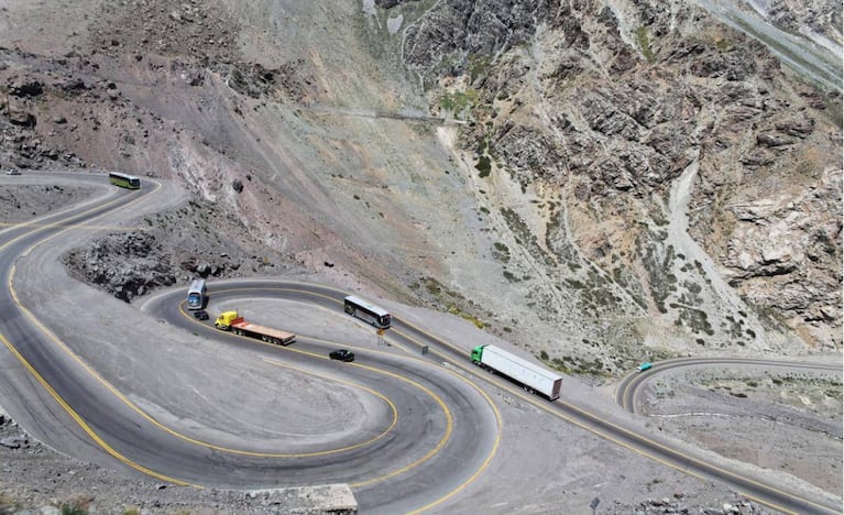 El chofer del camión logró maniobrar y evitó caer al precipicio en la Cordillera de los Andes. 