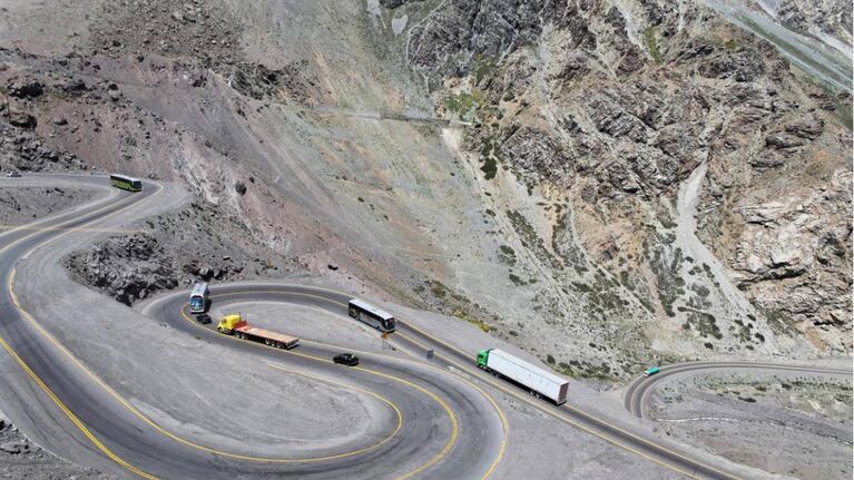 El chofer del camión logró maniobrar y evitó caer al precipicio en la Cordillera de los Andes.
