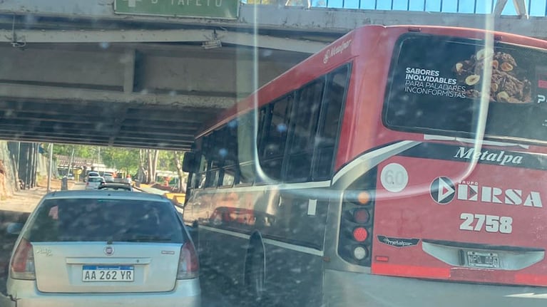 El chofer le erró al cálculo y terminó atascado.