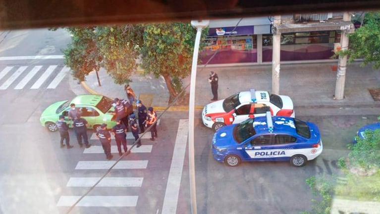 El chofer y la pasajera fueron detenidos. Foto: @alberguzz.