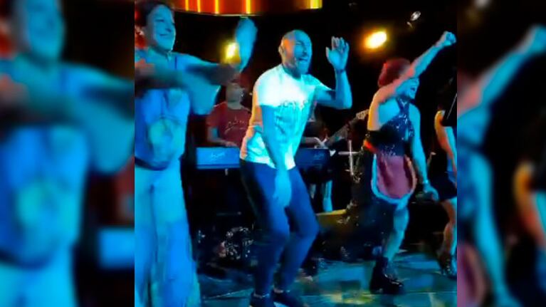 El Cholo bailó junto a Lore Jiménez en el Museo Bar.