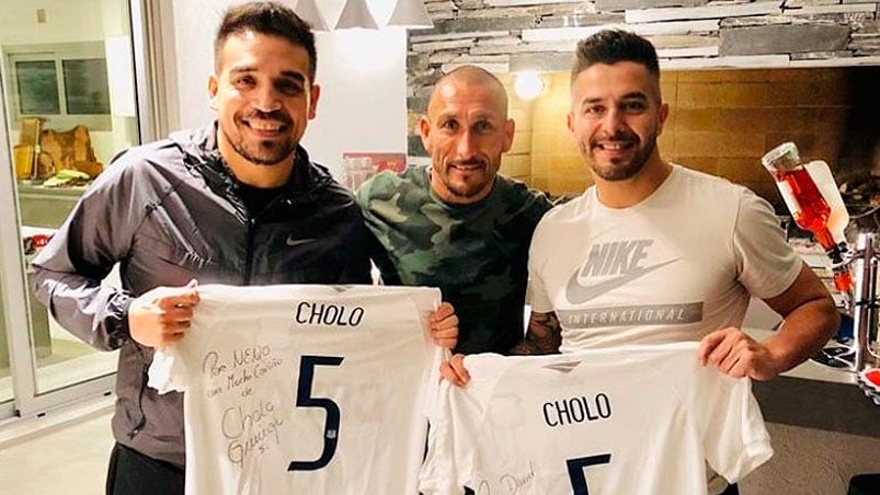 El Cholo Guiñazú les regaló dos camisetas autografiadas.