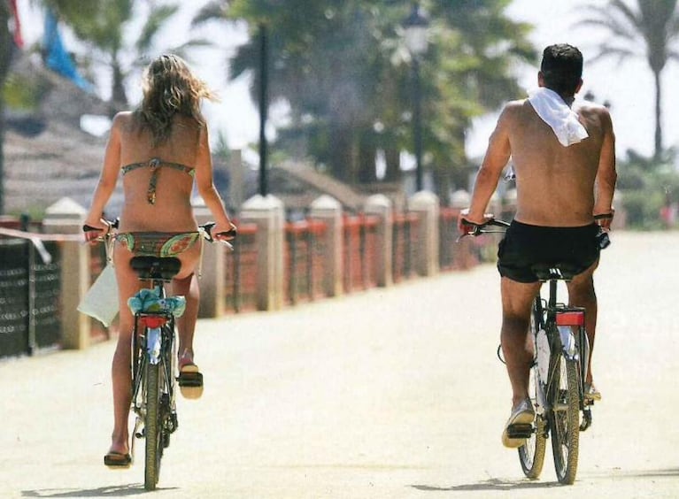 El Cholo y su novia muestran sus físicos en bici