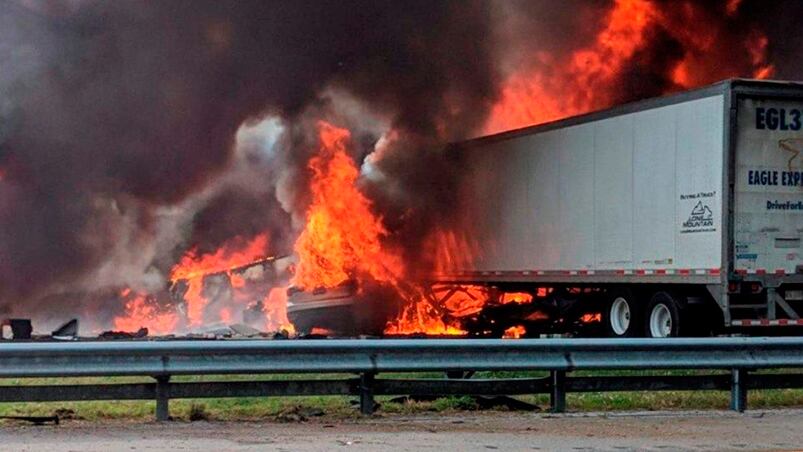 El choque causó un incendio que derivó en la tragedia.