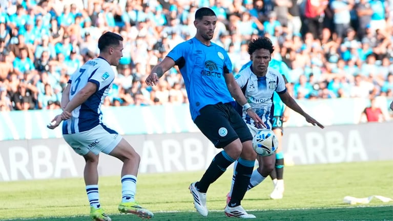 El choque entre Belgrano y Talleres en Alberdi. Foto: Lucio Casalla / ElDoce.tv.