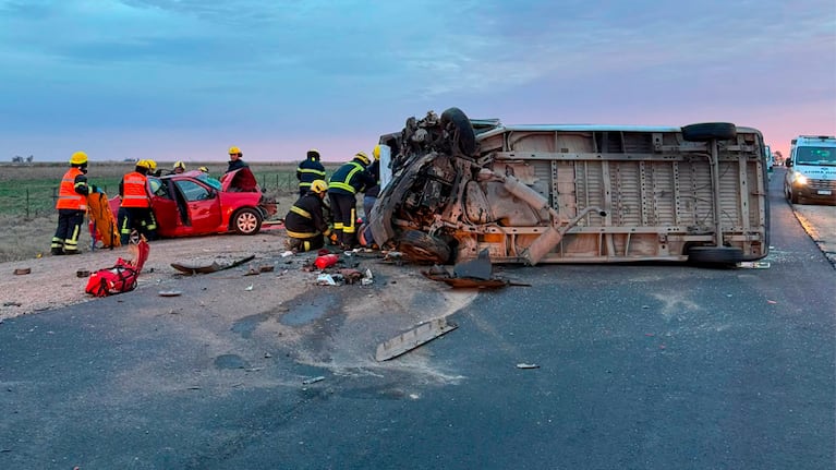 El choque fatal ocurrió sobre la ruta provincial 4. Foto: Bomberos Voluntarios de La Carlota.