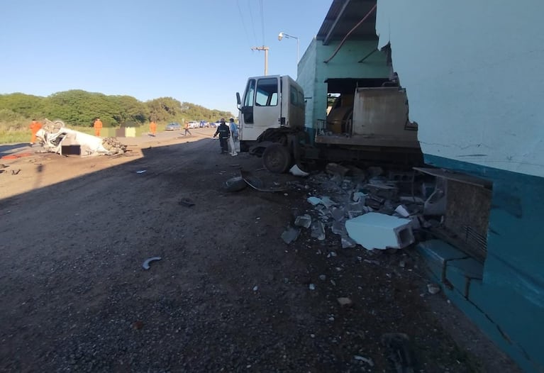 El choque fue violento y el muchacho murió en el acto.