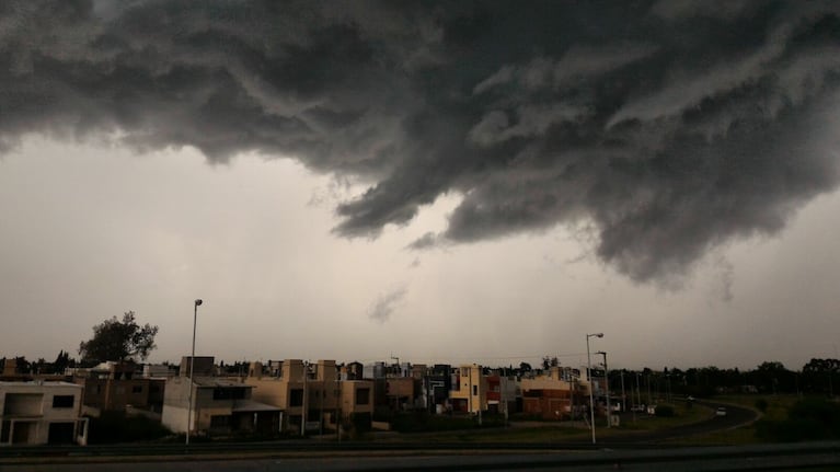 El cielo amenazó y castigó a la capital cordobesa. Foto: Lucio Casalla / ElDoce.tv.