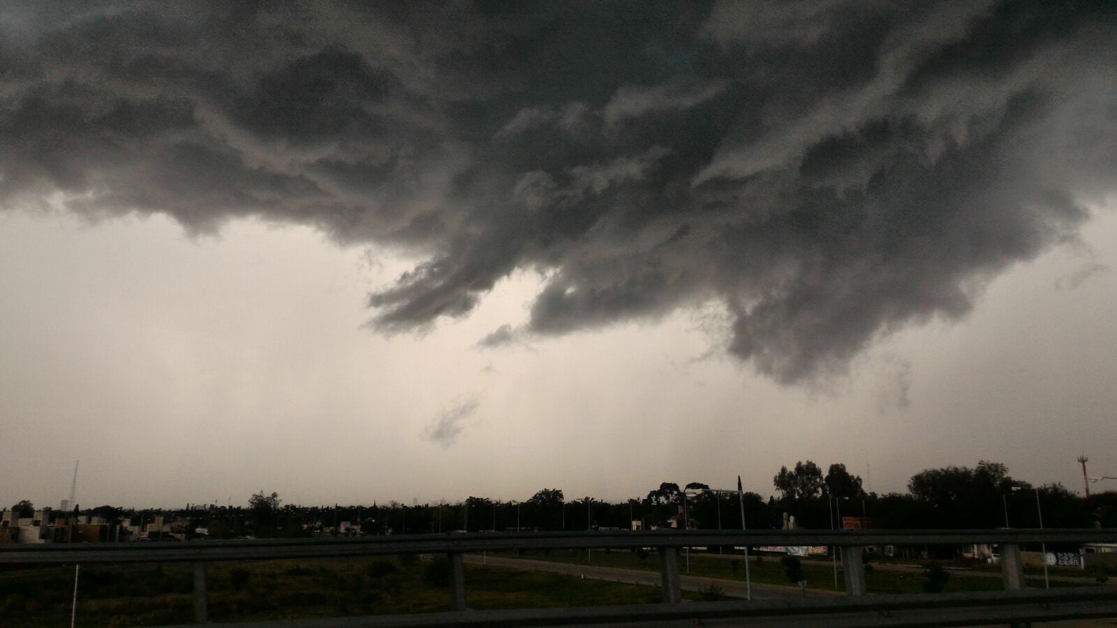 El cielo amenazó y castigó a la capital cordobesa. Foto: Lucio Casalla / ElDoce.tv.