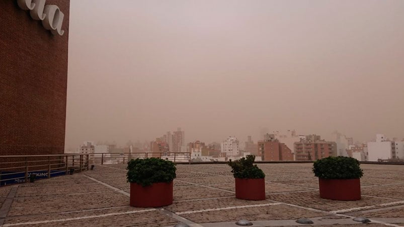 El cielo cordobés, otra vez tapado de tierra.