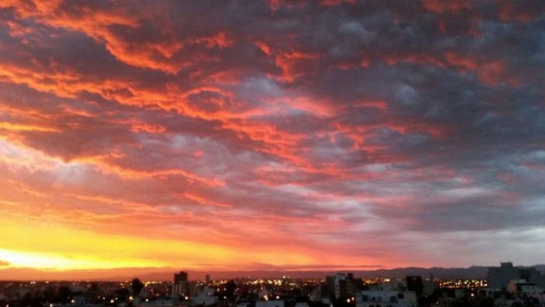 El cielo de Córdoba continuará amenazando en el inicio de la semana. Foto: @everov / Twitter.