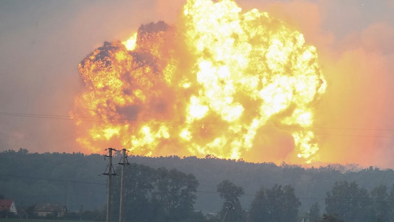 El cielo de Kalynivka se iluminó con las explosiones de las municiones.