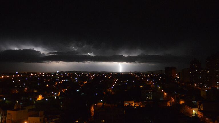 El cielo iluminó la noche del lunes en la capital cordobesa. Foto: Lucio Casalla / ElDoce.tv.