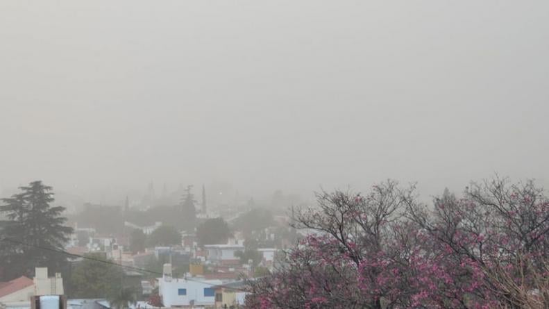 El cielo se cubrió de polvo y bajan las temperaturas. 