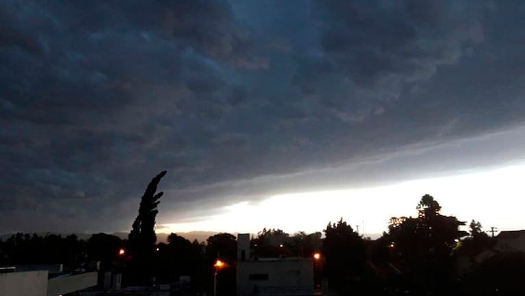 El cielo se cubrió por completo en la ciudad de Córdoba. Foto: Nicolás Colautti / ElDoce.tv