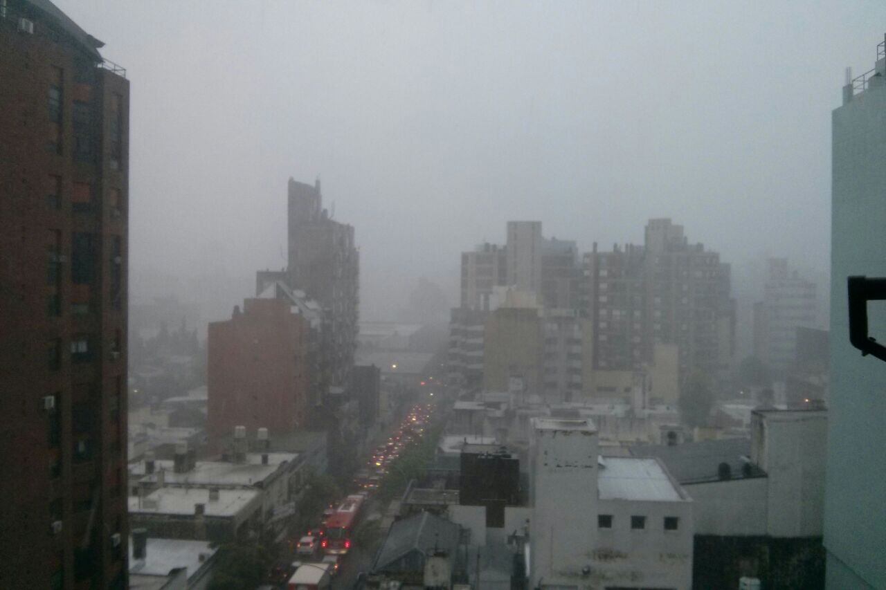 El cielo se puso negro y el frío llegó a Córdoba.