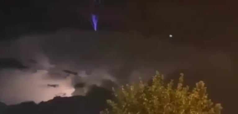 El cielo se volvió azul durante unos segundos en medio de una fuerte tormenta.