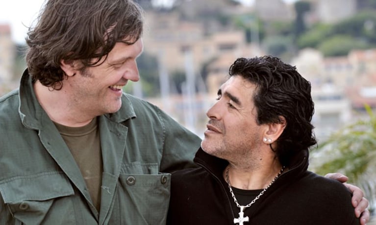 El cineasta serbio cantó a Maradona en Córdoba.