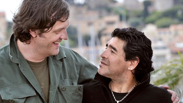 El cineasta serbio cantó a Maradona en Córdoba.