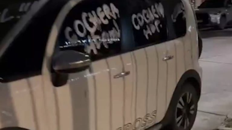 El Citroen apareció escrachado y se hizo viral.