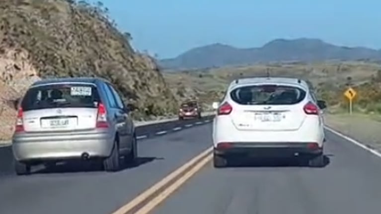 El Citröen C3 que cruzó en doble línea amarilla y estuvo a punto de ocasionar un accidente en las Altas Cumbres.