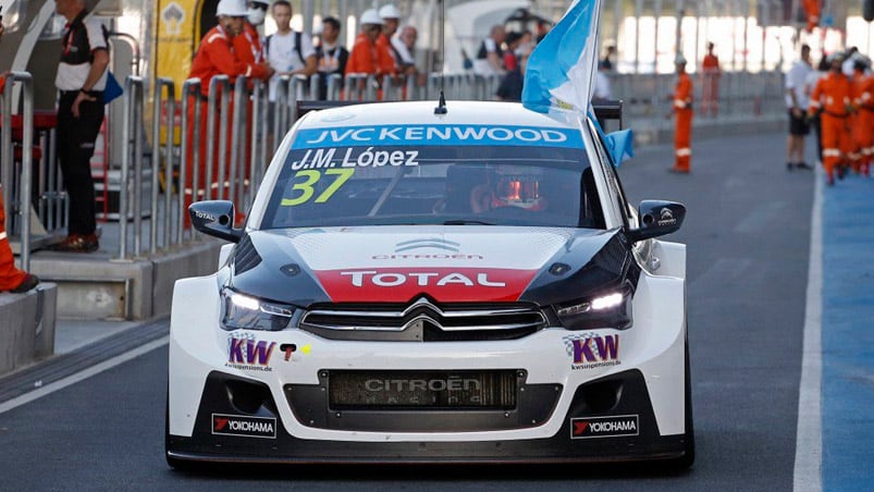 El Citroen campeón llega con la bandera argentina. Fotos: WTCC.