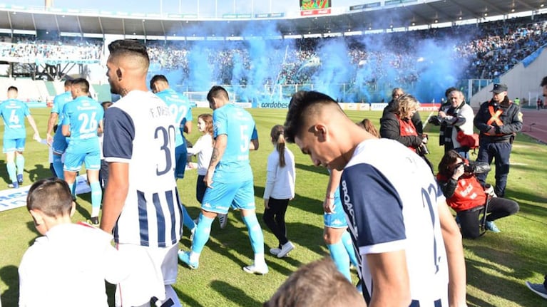 El clásico arrancará a las 17.45 y ante las dos hinchadas.