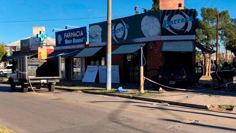 El Clio negro terminó dentro de un negocio de comida rápida. 