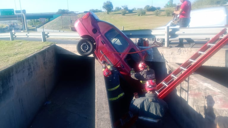 El Clio quedó clavado en el desagüe.