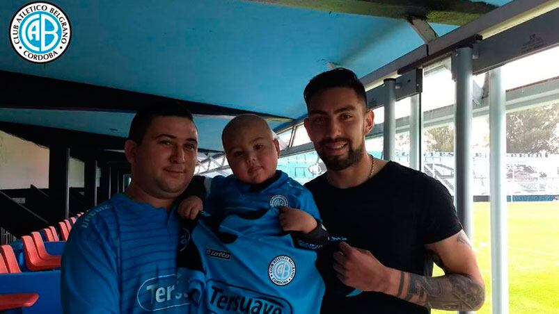 El club le obsequió la camiseta oficial autografiada. Foto: Club Atlético Belgrano.