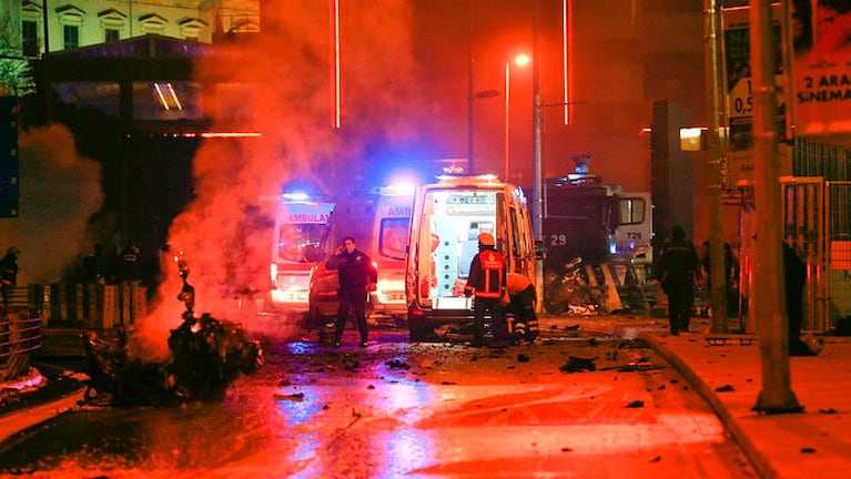 El coche bomba explotó a metros del estadio de fútbol. Foto: Reuters